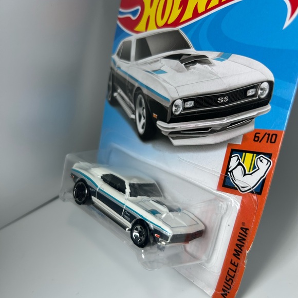 Hot Wheels Muscle Mania ‘68 Copo Camaro White 6/10 New 2019 181/250 FYD06-D9C1J - Picture 3 of 5